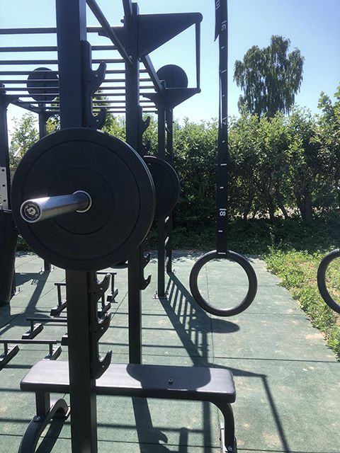 Outdoor home gym ved sommerhus – funktionel træning under åben himmel