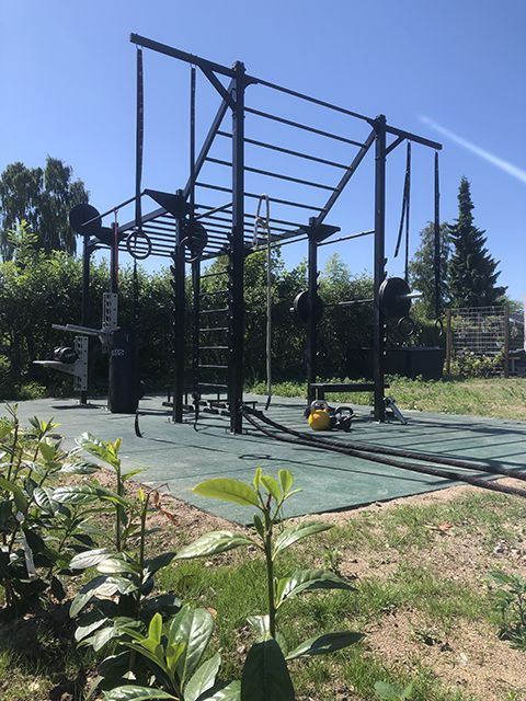 Outdoor home gym ved sommerhus – funktionel træning under åben himmel