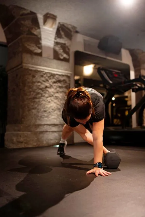 Kristina Schou Madsen - øvelse med håndvægt