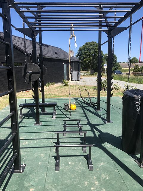 Outdoor home gym ved sommerhus – funktionel træning under åben himmel