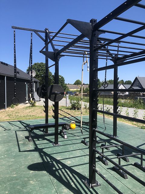 Outdoor home gym ved sommerhus – funktionel træning under åben himmel